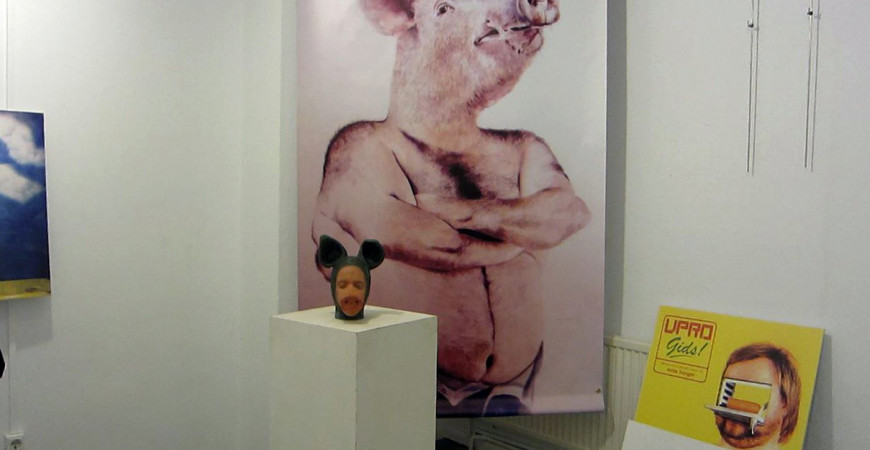 Vista da exposición o Porco é un Icono.