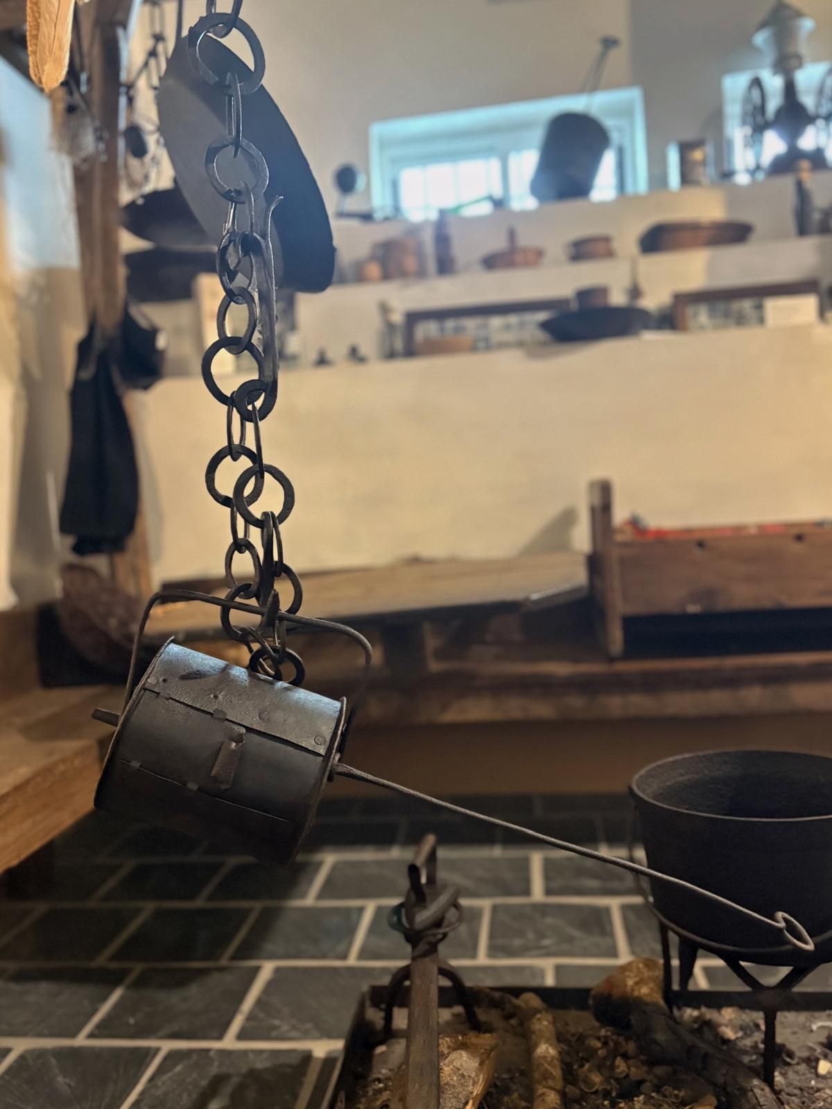 Tambor de asar as castañas colgado na garmalleira da cociña