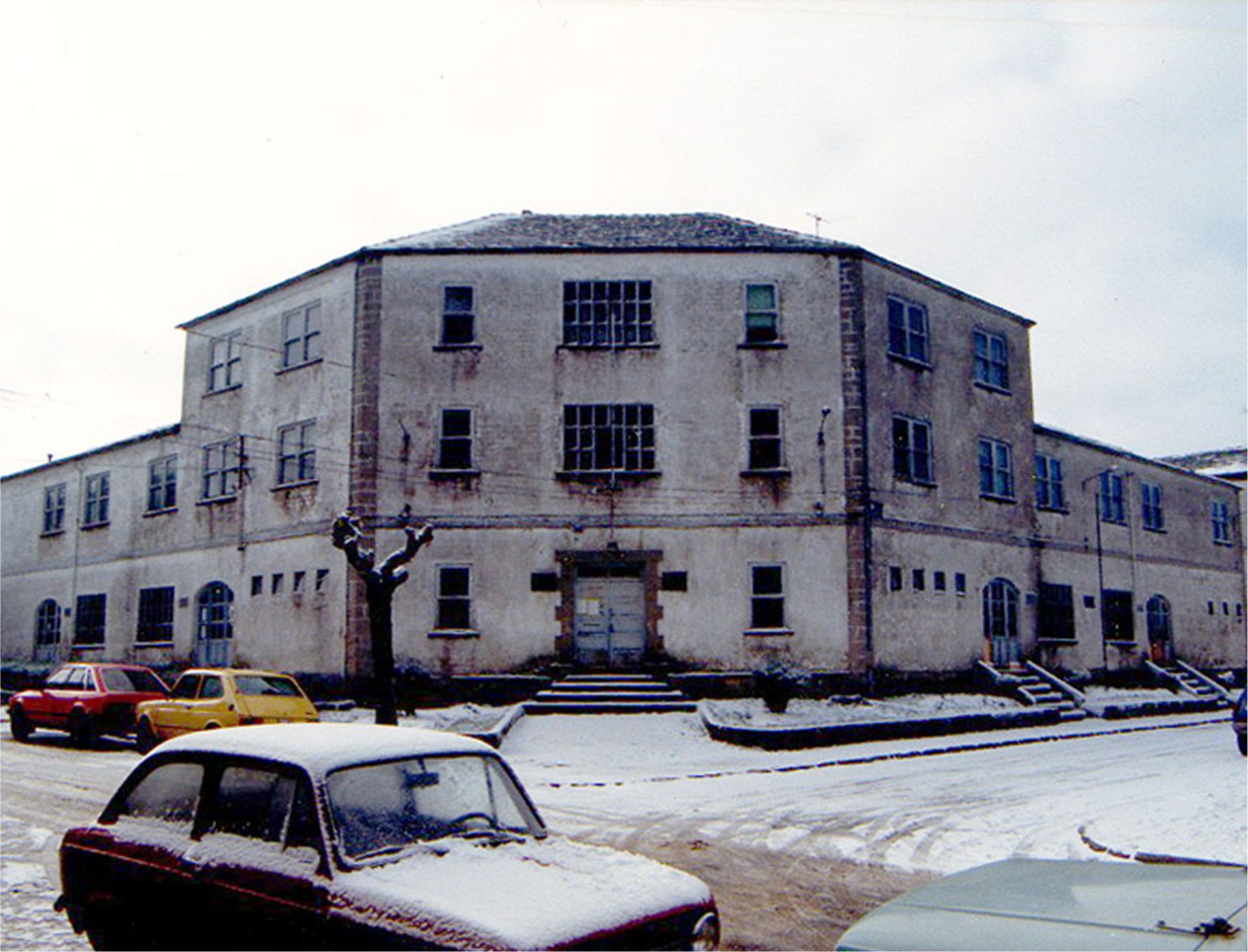 Fachada das antigas escolas municipais da vila, onde estaba ubicado o Museo.
