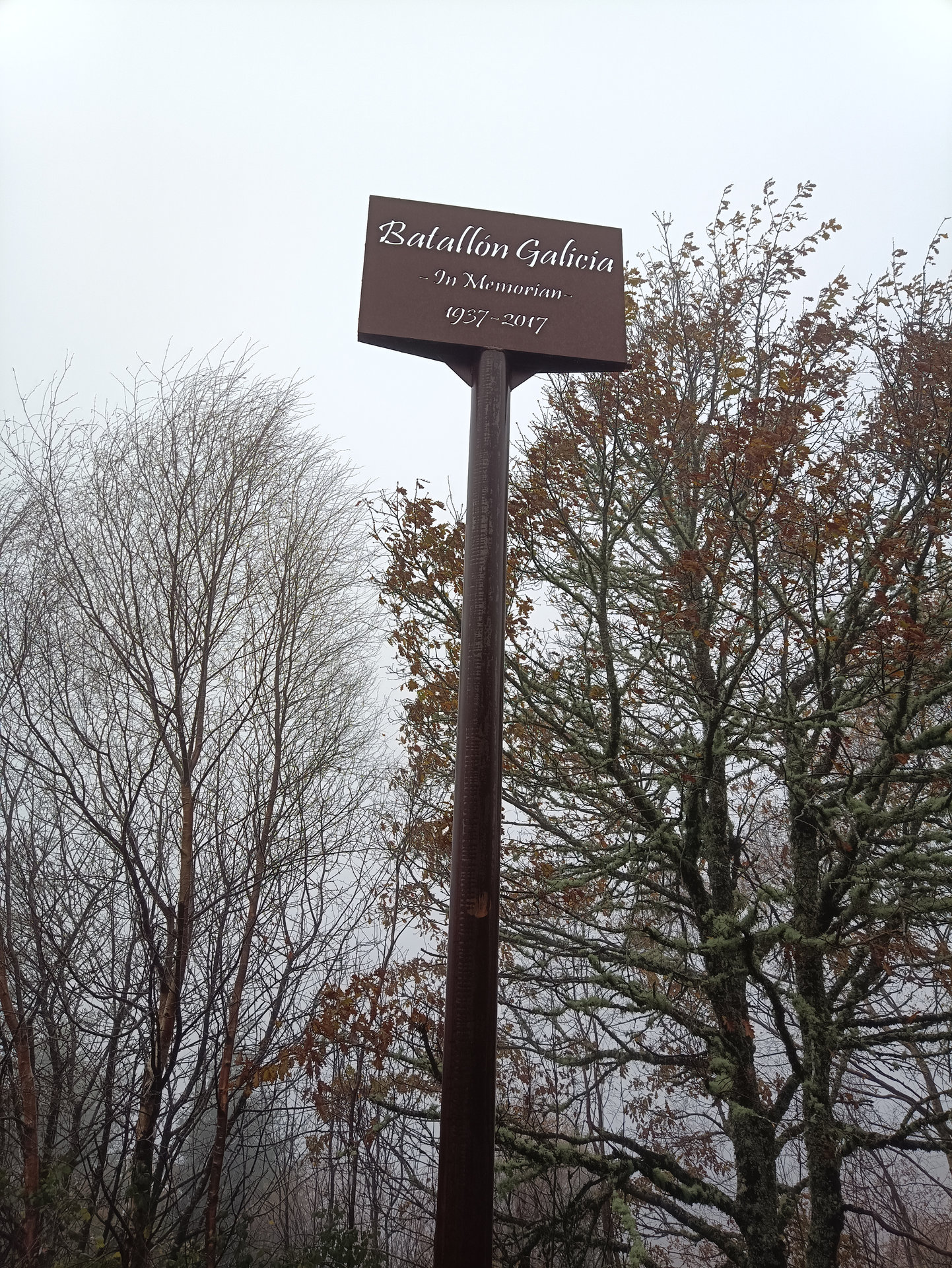Memorial na honra dos fusilados no Acebo, preto de onde se atoparon os restos.