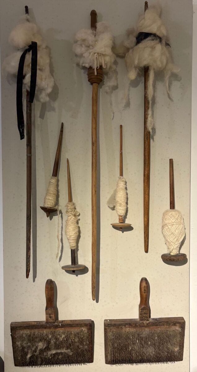 Cardas, rocas e fusos.