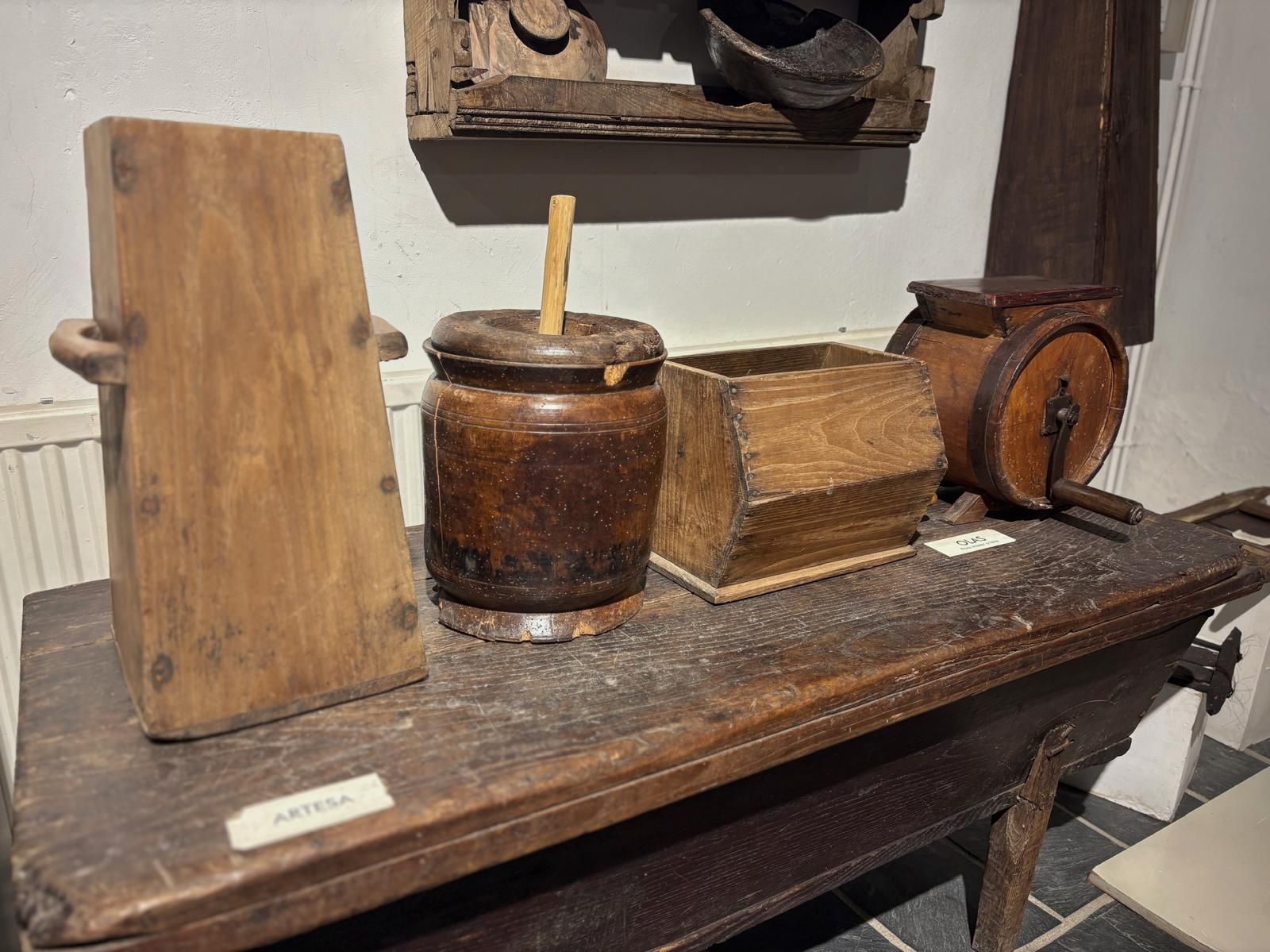 Olas de mazar o leite enriba da artesa