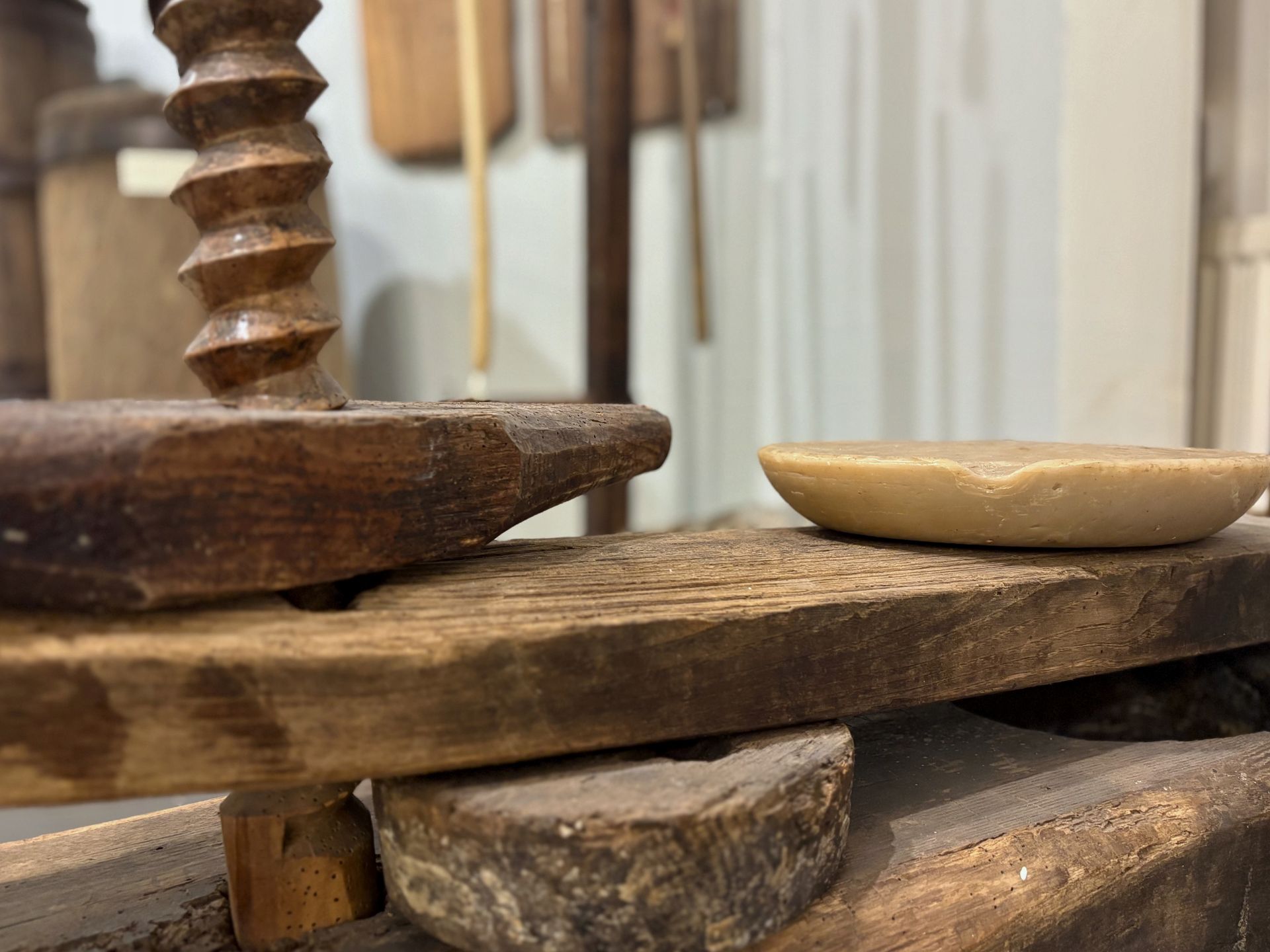 Prensa e pedazo de cera