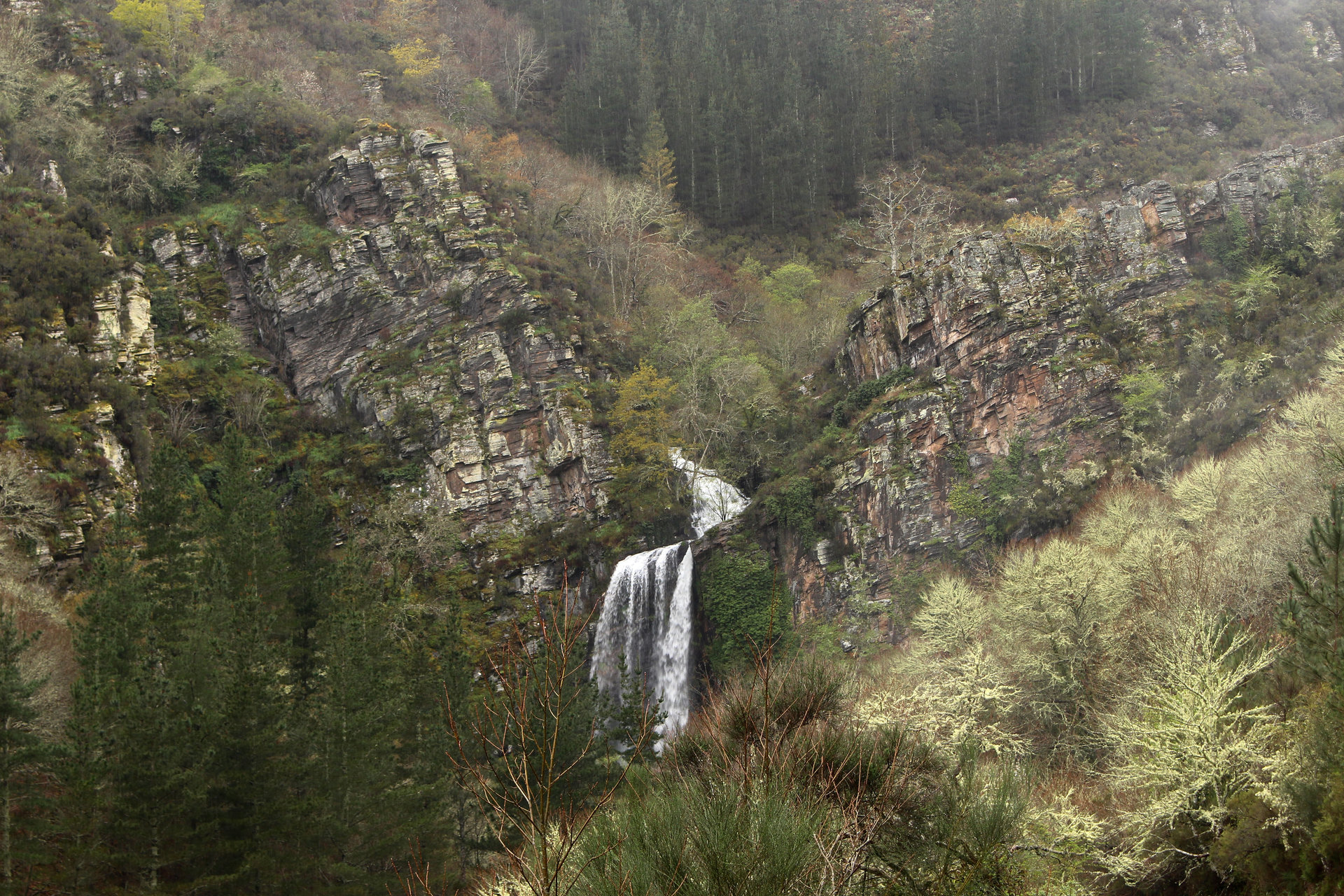 Resalte de cuarcita que orixina a seimeira de Vilagocende