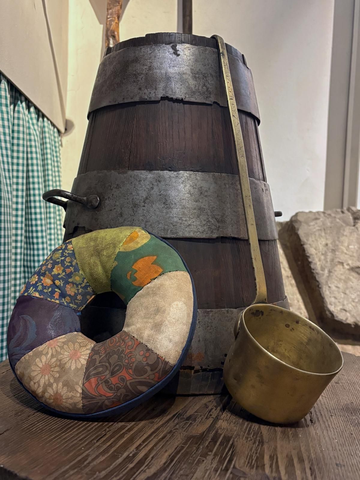 Sella, cazo para beber e corra para poñer na cabeza